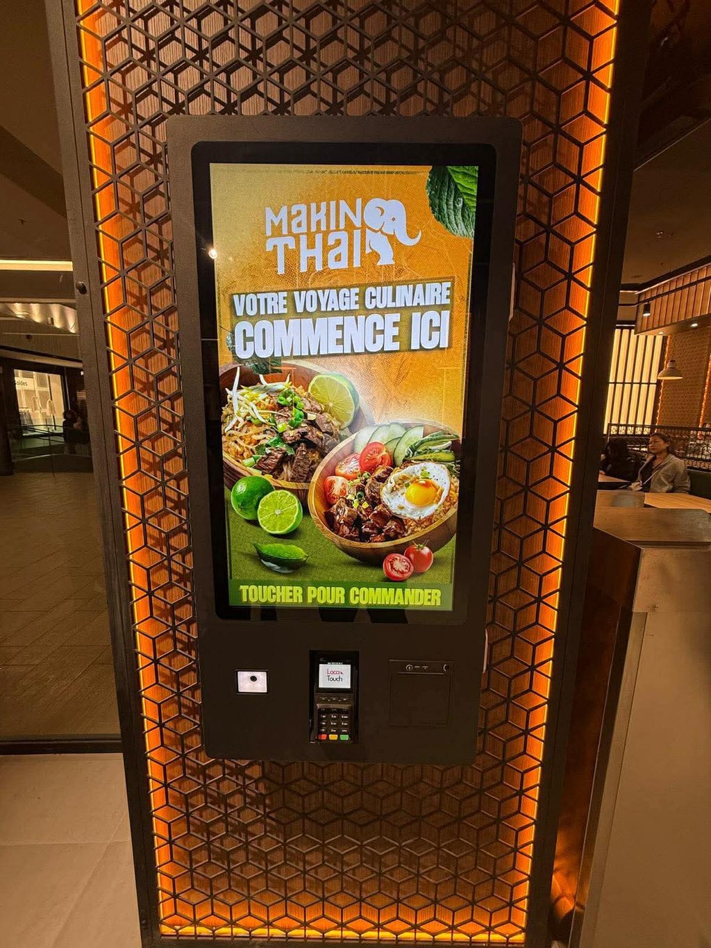 Borne de commande Locatouch encastrée dans un comptoir en bois