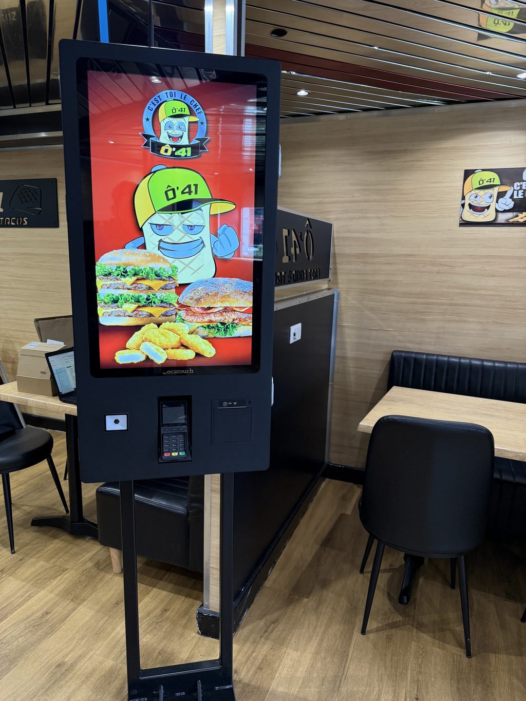 Deux bornes de commande tactiles en libre-service dans une salle de restaurant