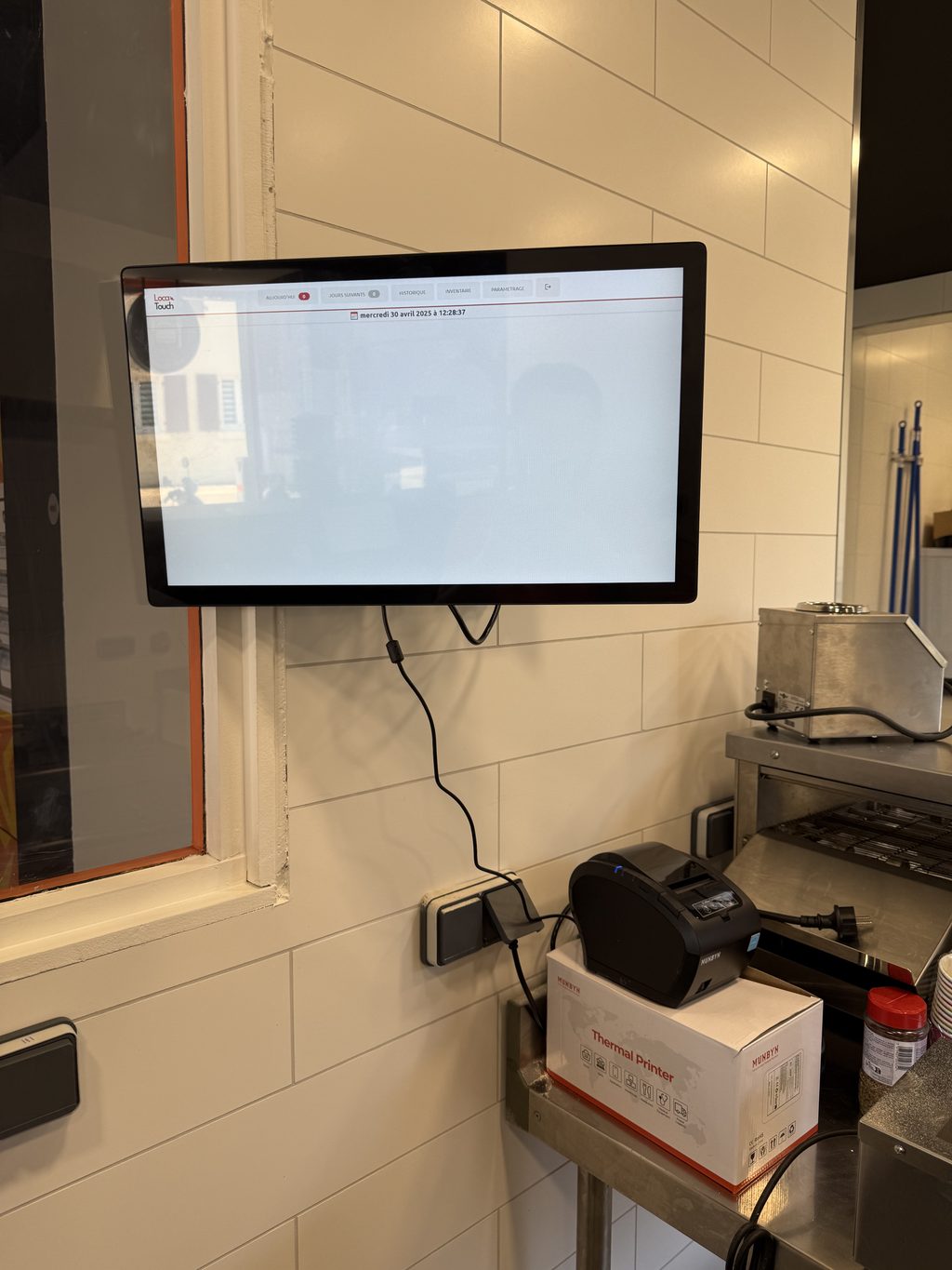 Écran Locatouch installé en zone de préparation