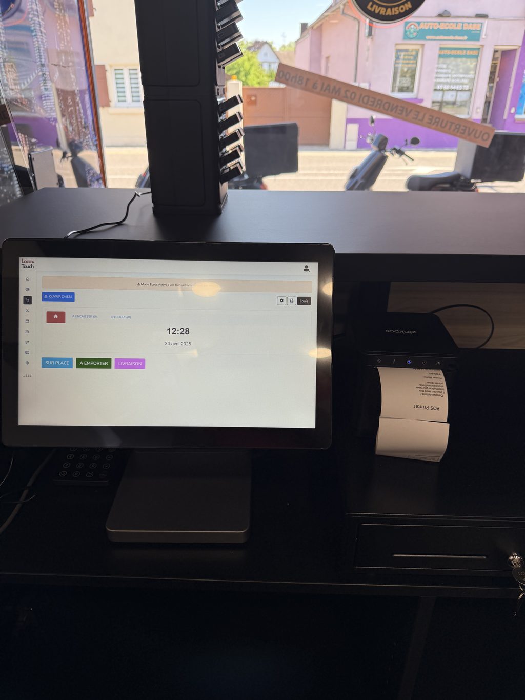 Poste de caisse et comptoir d'encaissement