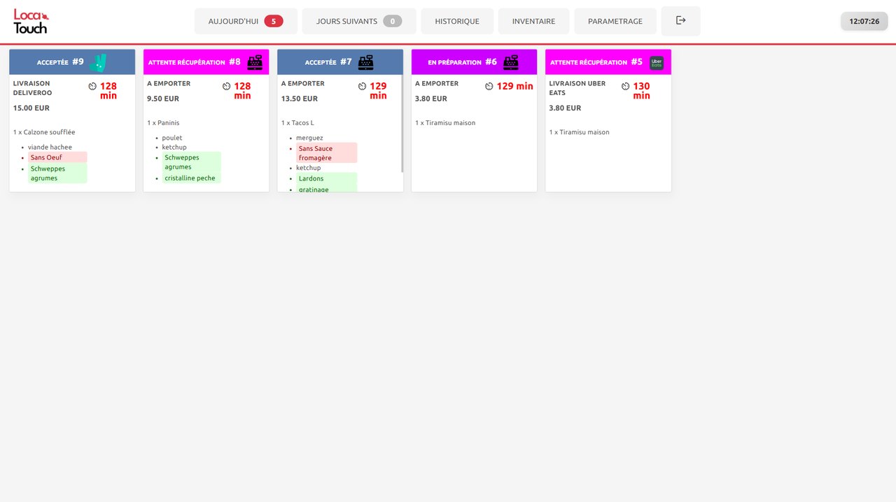 Écran cuisine KDS Locatouch affichant des commandes caisse, Deliveroo et Uber Eats par statut